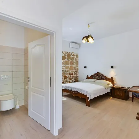 Holiday Home With Hot Tub Pakostane, Biograd - 18982 * Пакоштане