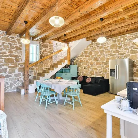 Holiday Home With Hot Tub Pakostane, Biograd - 18982 بيت للعطل باكوشتاني